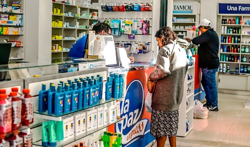 Otra fuerte derrota para Milei: quiso que un farmacéutico pudiera controlar varias farmacias y flexibilizar su presencia, pero la Justicia mantuvo las reglas actuales