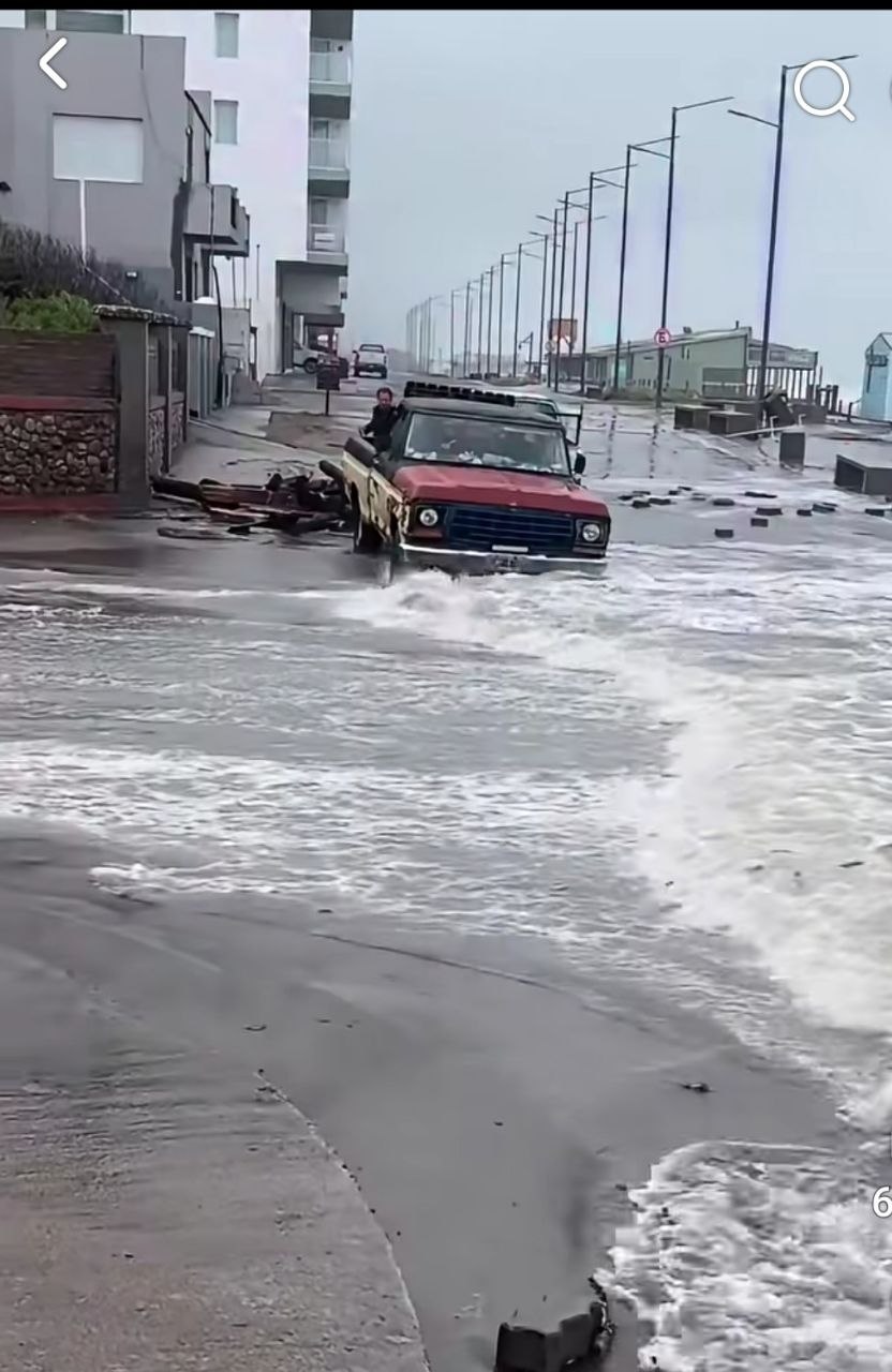 Temporal y olas de hasta cinco metros golpearon Monte Hermoso y Pehuen Có: hay daños y preocupación por la próxima pleamar