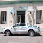 Con un hierro y una botella, una pareja de motociclistas agredió a la policía en Acha