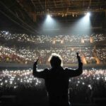 Milei cantó en medio de la crisis y el escándalo de las coimas y de los narcos