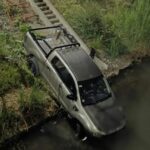 Joven de La Adela quiso escapar de un control y casi se cayó al río