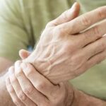 Artrosis: la hierba rica en potasio y colágeno que ayuda a aliviar el dolor articular de forma natural