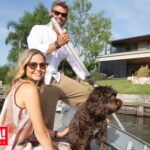 “Vivir de vacaciones”. Él es arquitecto y ella interiorista, comparten amor y trabajo y nos reciben en su casa de 600 metros