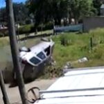 Impactante persecución: perdió el control del auto, dio tres vueltas, un ladrón salió despedido y se salvó de milagro