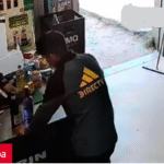 Fue a la caja con dos botellas de alcohol, huyó sin pagar y el escrache apunta a sus padres