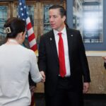 Quién es Bernie Moreno, el senador colombiano que impulsa una ley para eliminar la doble ciudadanía en EE.UU.