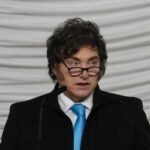 Milei firma un aumento de salarios en el Gobierno, pero desmintió que vaya a subirse el suyo