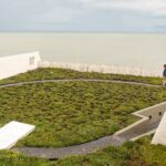 Jardines marítimos que enamoran: 3 propuestas de diseño, paisaje y refugio frente al mar