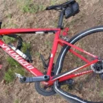 Un vehículo chocó a un ciclista en la avenida Perón