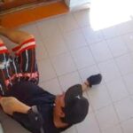 Intentó entrar a patadas a un complejo de departamentos y lo detuvieron