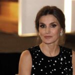 Así es el traje tizado de la reina Letizia que vuelve a ser tendencia este 2026