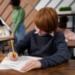 El viejo método que vuelve a las escuelas y universidades para evitar la trampa con IA en los exámenes