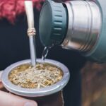 Mate al volante: las provincias que multan una costumbre profundamente arraigada