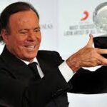 Las mujeres que denunciaron a Julio Iglesias por abuso sexual revelan que el cantante les impuso hacerse pruebas de VIH y embarazo: “No era normal”