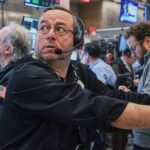 Otro día negro para los mercados: acciones argentinas pierden hasta 8%  