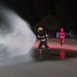 Una policía y vecinos evitaron que un Renault 12 se incendiara por completo