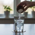 Qué le pasa realmente a tu cuerpo si tomás un vaso de agua tibia con una pizca de sal en ayunas