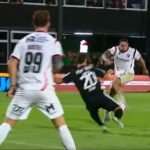 Del penal sancionado para Newell’s ante Riestra al delantero que sacó la pelota de la cancha: los dos siguen mal