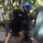 Video: un motociclista mató a golpes a un automovilista en medio de una discusión de tránsito