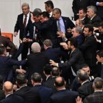 Brutal pelea en el Parlamento de Turquía durante la jura del nuevo ministro de Justicia