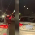 Una conductora circulaba por una avenida mientras miraba una serie en su celular
