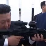 El presidente de Bielorrusia le regaló a Kim Jong Un un fusil de asalto: «Por si acaso aparecen enemigos”