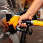 Argentina pasó de tener las naftas más baratas de la región a estar entre las más caras