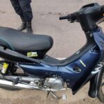 Cruzó en rojo frente a la policía, escapó a pie y abandonó la moto, que era robada