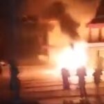 Manifestantes que protestaban por los cortes prendieron fuego una sede del Partido Comunista en Cuba