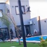 Se tiró de un primer piso y disparó para escapar de la policía