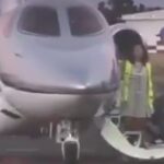 Chats, audios y un tratamiento VIP: Adorni se complica en la causa por el vuelo a Punta del Este