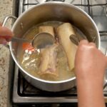 Caldo de huesos: por qué tomarlo también cuando hace calor