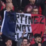 Dibu Martínez silbidos abucheos y una bandera en contra en la visita de Aston Villa a Francia por la Europa League