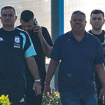 Chiqui Tapia: mate y sonrisas mirando a lo lejos el entrenamiento de Messi y la Selección, tras ser procesado