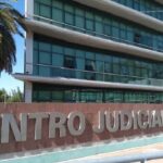 Una mujer le pegó con una cadena a un hombre, amenazó con un arma a otro y va un año presa