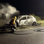 URGENTE Ruta 101: A una joven que salió de Pico se le incendió por completo el auto cerca de Falucho-Video