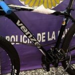 Llevaban una bicicleta al hombro y los detuvieron