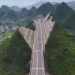 Partieron una montaña a la mitad para construir una autopista