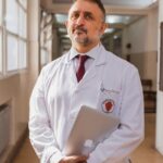 Esteban González Ballerga, hepatólogo: «El hígado puede volver a estar 0KM, pero no por tomar agua con limón»