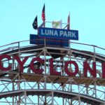 Luna Park abrió la temporada 2026 en Coney Island con viajes gratis en NYC: el Cyclone cumple 99 años