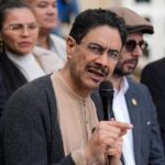 El candidato del gobierno de Petro encabeza una nueva encuesta a un mes de las elecciones presidenciales en Colombia