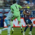 La brutal agresión de Esteban Andrada a un rival en la segunda división de España