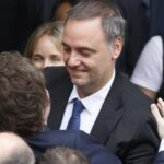 ¿Debería irse Adorni para proteger a Milei?