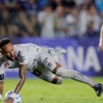 Neymar tardó 3 minutos en hacer un gol en la Sudamericana, pero casi se va expulsado y el Santos empató para ayudar a San Lorenzo