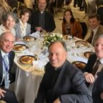 Polémico banquete: el nuevo presidente de Chile invitó a comer a 50 amigos de la facultad al Palacio de la Moneda, se armó un escándalo y ahora reconoció que «fue un error»