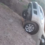 Manejaba borracho y terminó colgado de una pendiente