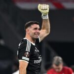 La extraña confesión de Dibu Martínez tras ser campeón de la Europa League: “Me rompí el dedo”