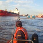 Un buque cargado de químicos chocó un petrolero y un barco con asfalto en el río Paraná