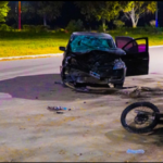 Violento choque frontal  un motociclista terminó incrustado en el parabrisas de un auto