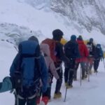 Récord en el Everest: 274 escaladores alcanzaron la cima de la montaña más alta del mundo el mismo día